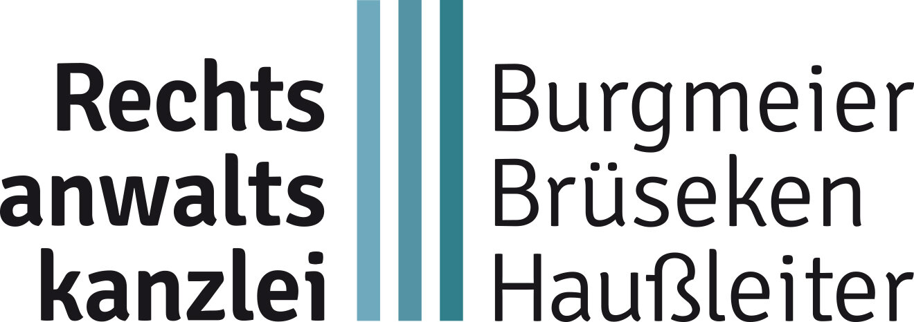 Das textnahe Logo unserer Kanzlei. Links neben drei vertikalen blauen Strichen steht "Rechtsanwaltskanzlei" und rechts davon stehen die drei Namen "Burgmeier", "Brüseken" und "Haußleiter".